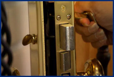 Oakmont Locksmith Store Oakmont, PA 412-533-9246 - apartment-lock-change